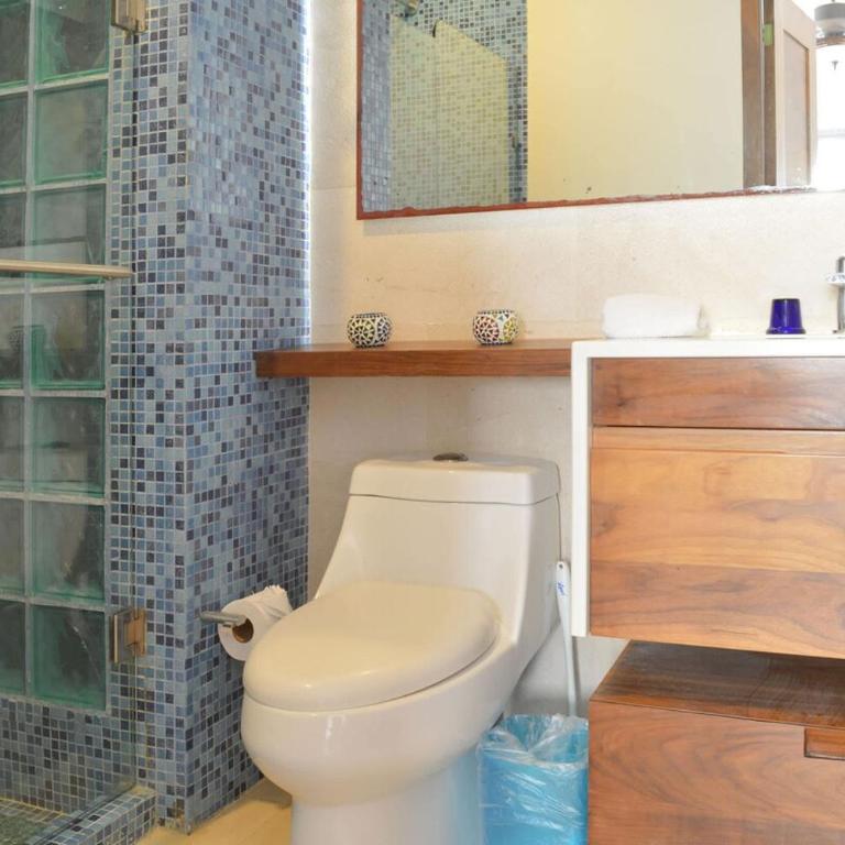 Penthouse Escape W Hot Tub & Bbq Grill - Three-Bedroom Apartment with Balcony - 19
