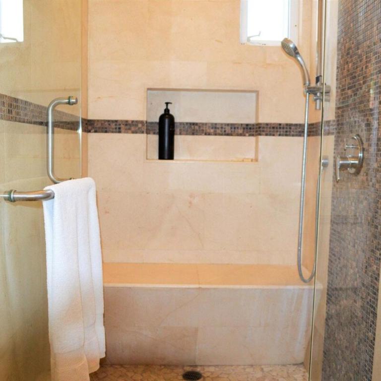 Penthouse Escape W Hot Tub & Bbq Grill - Three-Bedroom Apartment with Balcony - 21