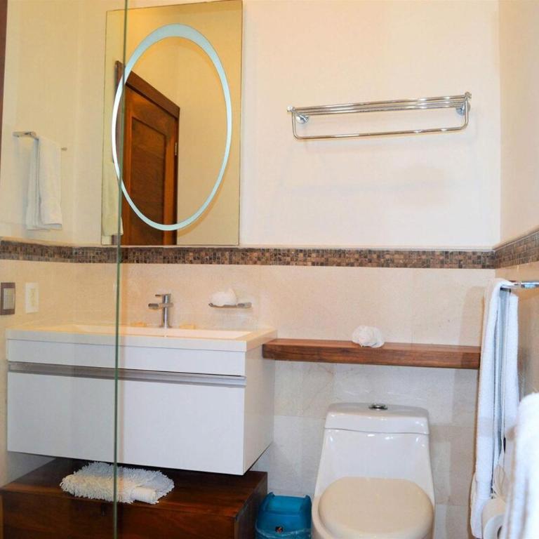 Penthouse Escape W Hot Tub & Bbq Grill - Three-Bedroom Apartment with Balcony - 22