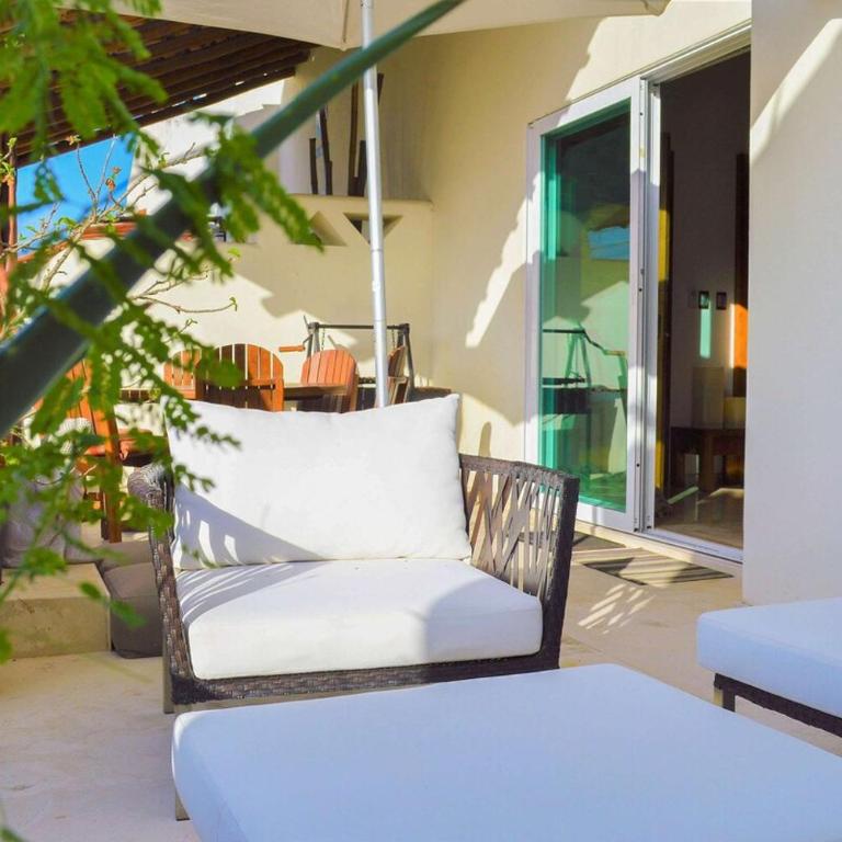 Penthouse Escape W Hot Tub & Bbq Grill - Three-Bedroom Apartment with Balcony - 25