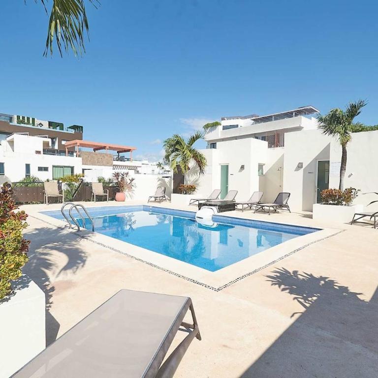 2Br Condo - Pool, Bbq & Beach Steps Away - Two-Bedroom Apartment with Balcony - 6