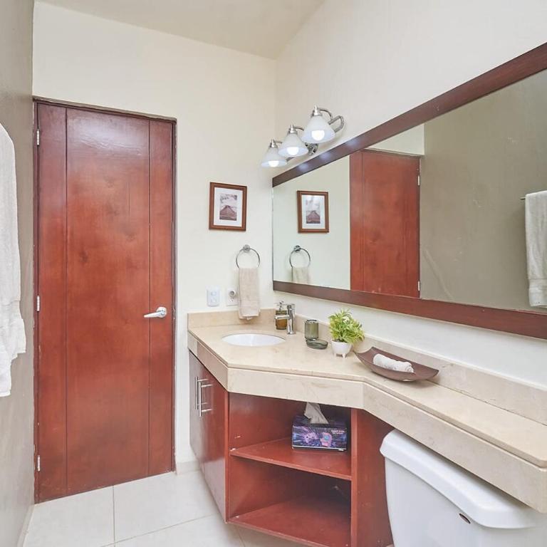 2Br Condo - Pool, Bbq & Beach Steps Away - Two-Bedroom Apartment with Balcony - 20