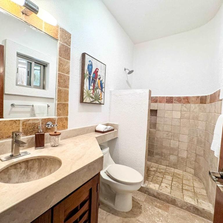 Tropical 3Br Retreat W Pool & Beach Essentials - Apartamento de 3 dormitorios con balcón - 16
