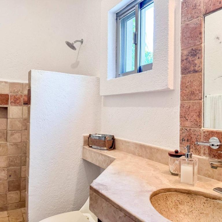 Tropical 3Br Retreat W Pool & Beach Essentials - Apartamento de 3 dormitorios con balcón - 28