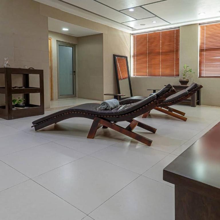 Tropical Resort Living W Pool, Hot Tub & Gym - Two-Bedroom Apartment with Balcony - 35