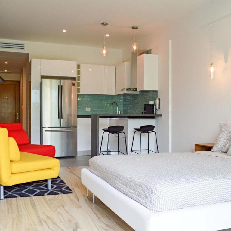 Studio W Rooftop Pool, Coco Beach Steps - Apartamento de 1 Dormitorio con balcón y vistas a la ciudad - 10