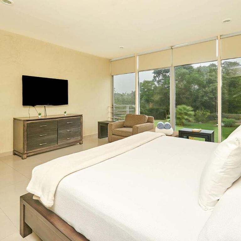 3Br Condo W Pool & Bbq Grill - One-Bedroom Apartment with Garden View - 13