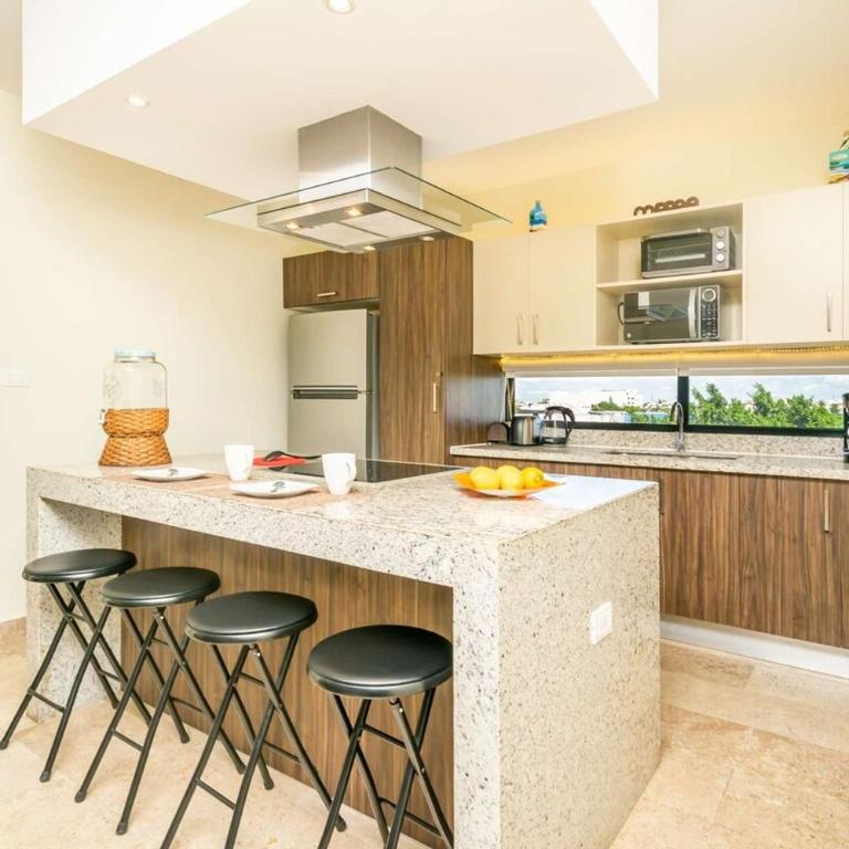 2Br Condo W Rooftop Pool & Backyard - Two-Bedroom Apartment with Balcony - 4