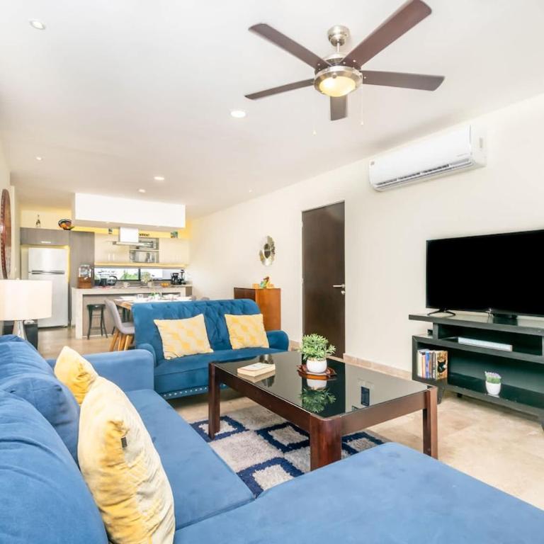 2Br Condo W Rooftop Pool & Backyard - Two-Bedroom Apartment with Balcony - 10