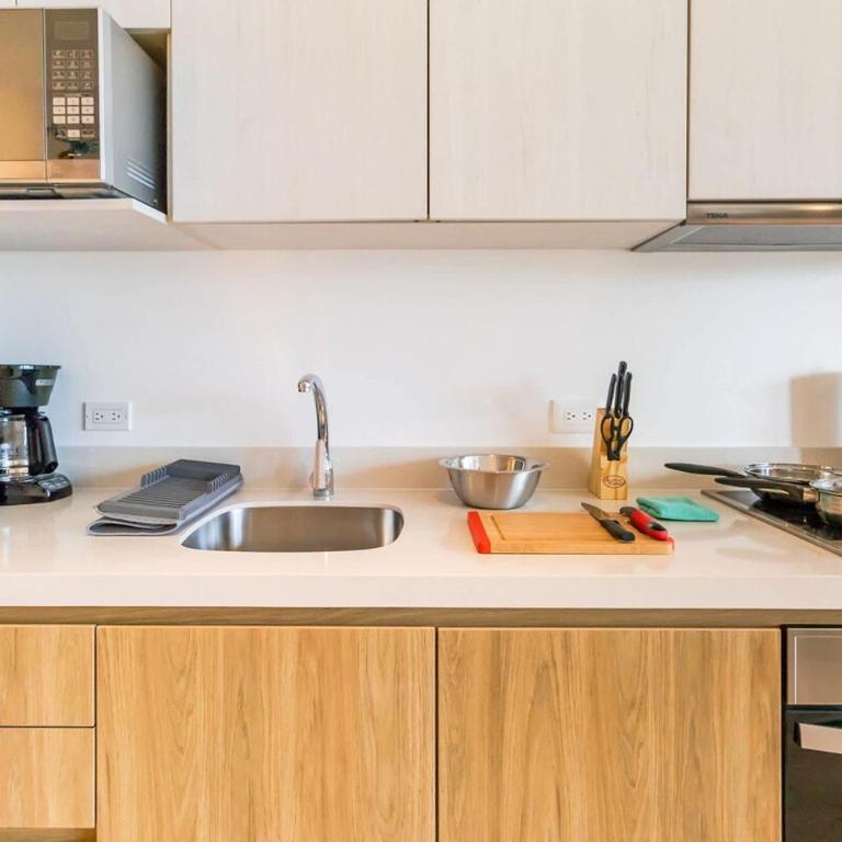 1Br Condo W Pool & Gym - Apartamento de 1 dormitorio con balcón - 9
