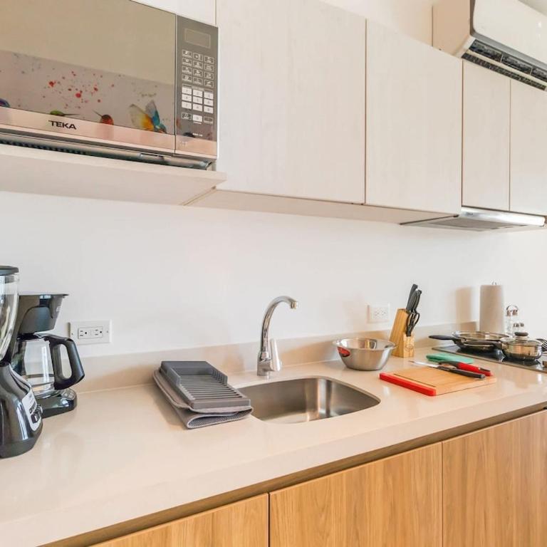 1Br Condo W Pool & Gym - Apartamento de 1 dormitorio con balcón - 10
