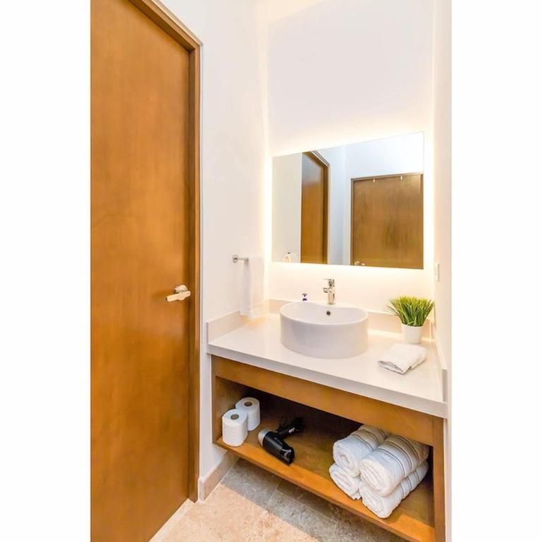 1Br Condo W Pool & Gym - Apartamento de 1 dormitorio con balcón - 18
