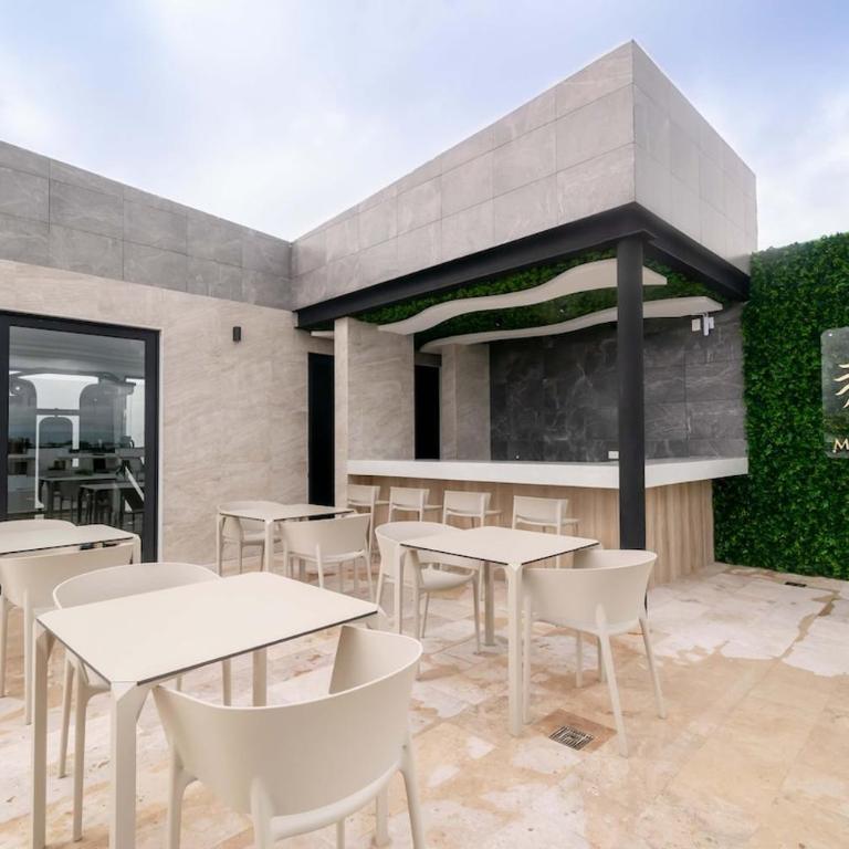 Rooftop Pool Studio Steps To Coco Beach - Apartment with Balcony - 9
