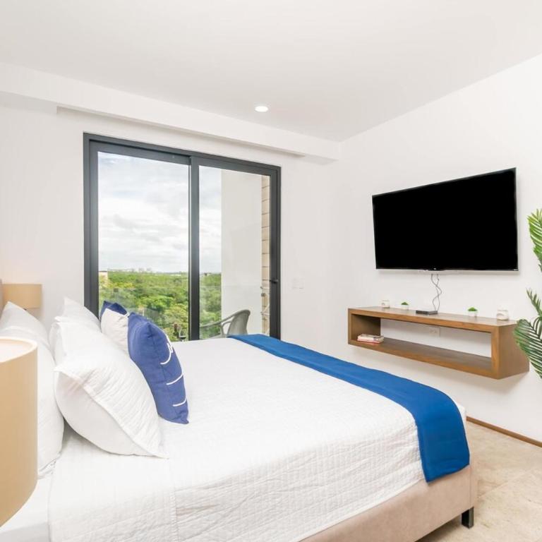 Rooftop Pool Studio Steps To Coco Beach - Apartment with Balcony - 12