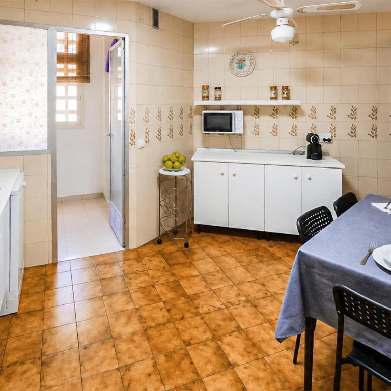 Cozy Apartment In Torremolinos With Wifi - Apartment mit 4 Schlafzimmern - 10