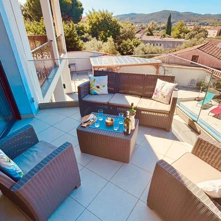 Haut de villa avec piscine et clim - 10 pers. - FR-1-900-4 - Villa - 8
