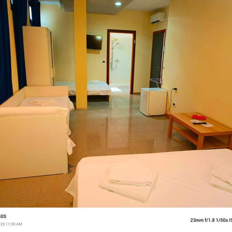Affitta Camera 14 - Chambre Quadruple avec Salle de Bains Privative - 3