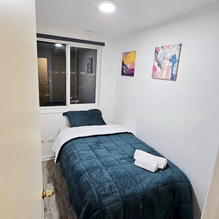 Departamento amplio con balcón y vista a la ciudad y la bahía - Three-Bedroom Apartment - 18