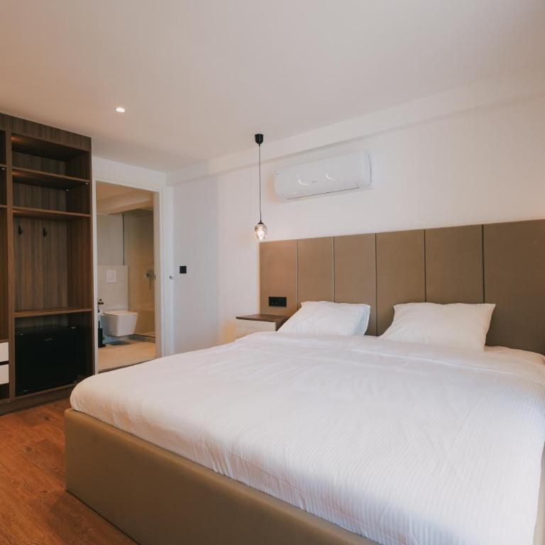 Hotel Mediterraneo Liman - Deluks Dvokrevetna Soba sa Bračnim Krevetom i Bočnim Pogledom na More - 5