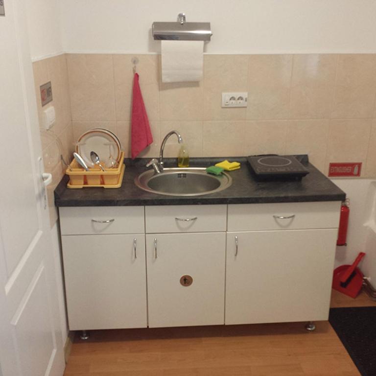 BedRenter Private Garden Retreat for Two with Private Wood-Fired Hot Tub - Studio with Garden View - 12
