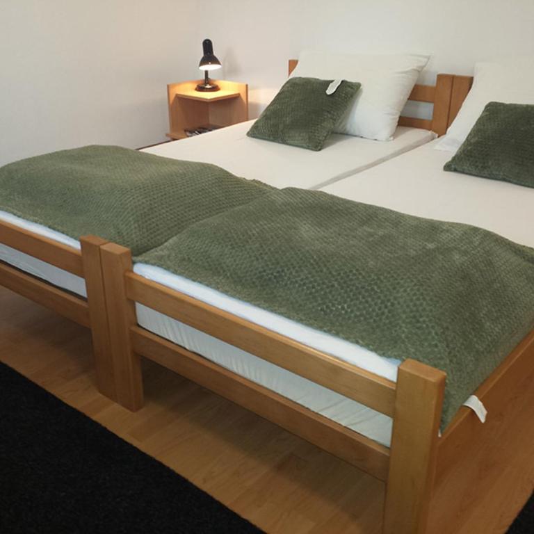 BedRenter Private Garden Retreat for Two with Private Wood-Fired Hot Tub - Studio with Garden View - 16