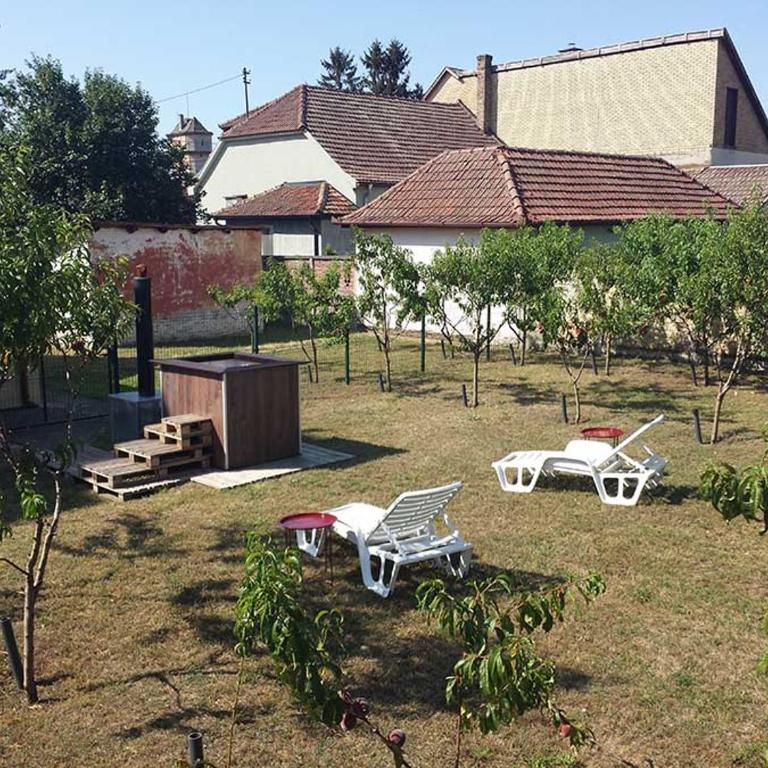 BedRenter Private Garden Retreat for Two with Private Wood-Fired Hot Tub - Studio with Garden View - 5
