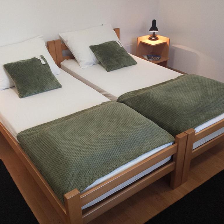 BedRenter Private Garden Retreat for Two with Private Wood-Fired Hot Tub - Studio with Garden View - 15