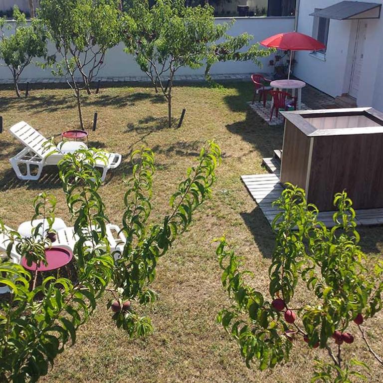 BedRenter Private Garden Retreat for Two with Private Wood-Fired Hot Tub - Studio with Garden View - 9