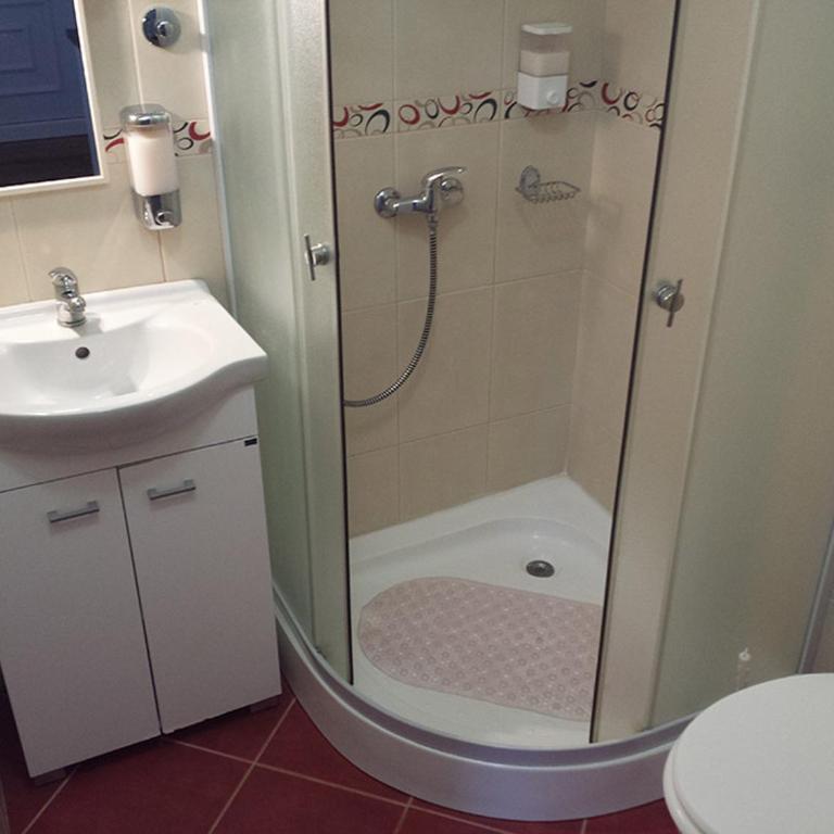 BedRenter Private Garden Retreat for Two with Private Wood-Fired Hot Tub - Studio with Garden View - 17
