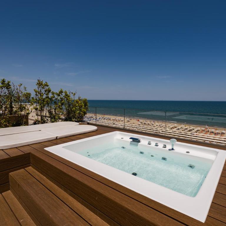 Hotel Sporting Riccione - Suite Panoramic con Terrazza e Vasca Idromassaggio - Fronte Mare - 9