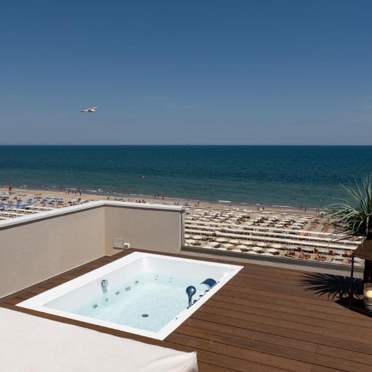 Hotel Sporting Riccione - Suite Panoramic con Terrazza e Vasca Idromassaggio - Fronte Mare - 8