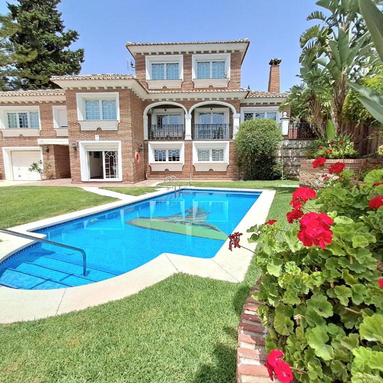 6 Bedroom Villa with Private Pool Games Room - Villa con piscina privada - 1