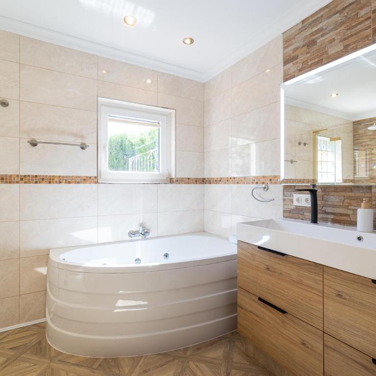 Villa Sanjurjo - Villa with Private Pool - 39