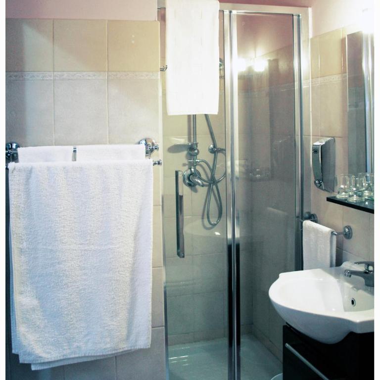 1A Grace House - King Room - 9