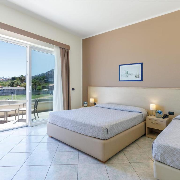 Hotel Tourist - Classic Room with Balcony and Partial Sea View - 1