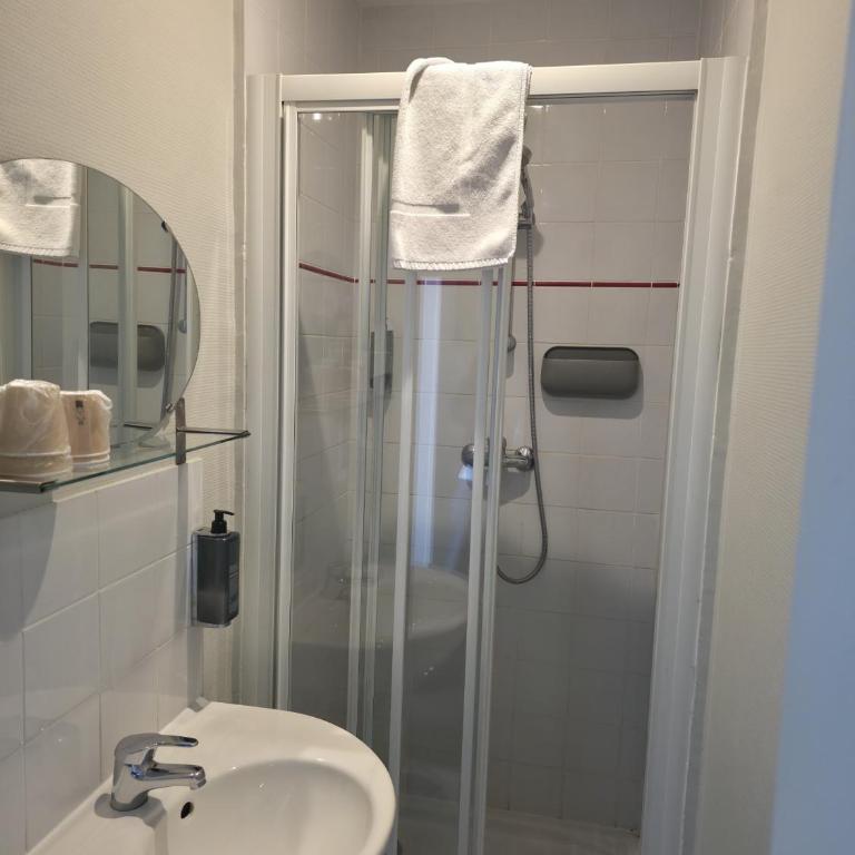 The Originals City, Hôtel Le Savoy, Caen - Chambre Quadruple - 9