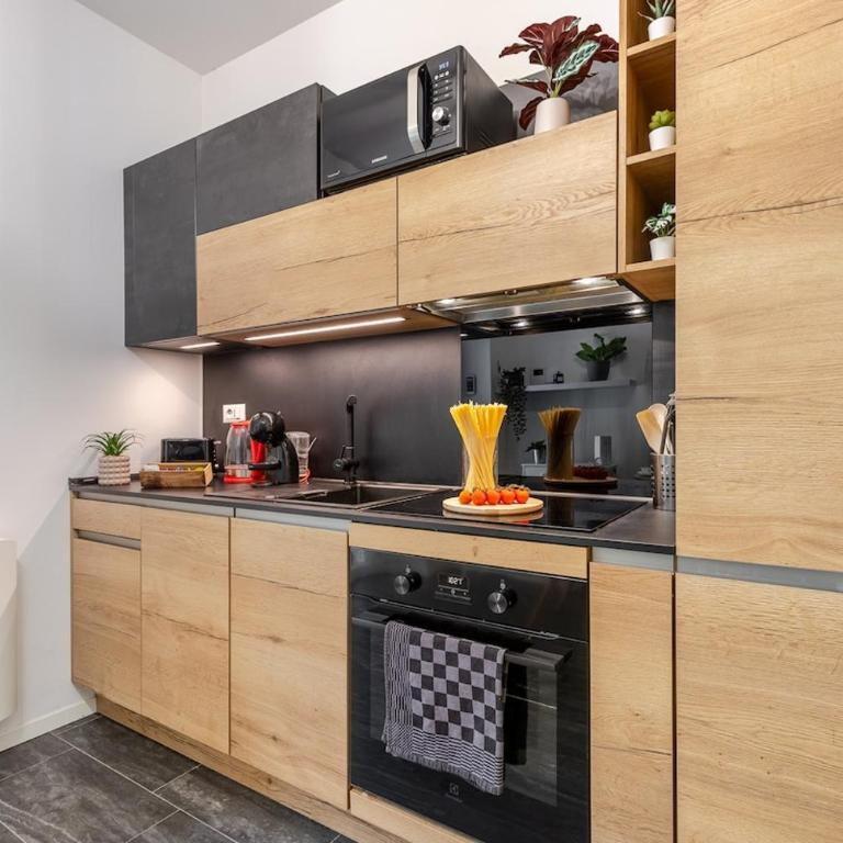 Urban Oak Suite - Station 1 min & Private Patio - One-Bedroom Apartment - 5