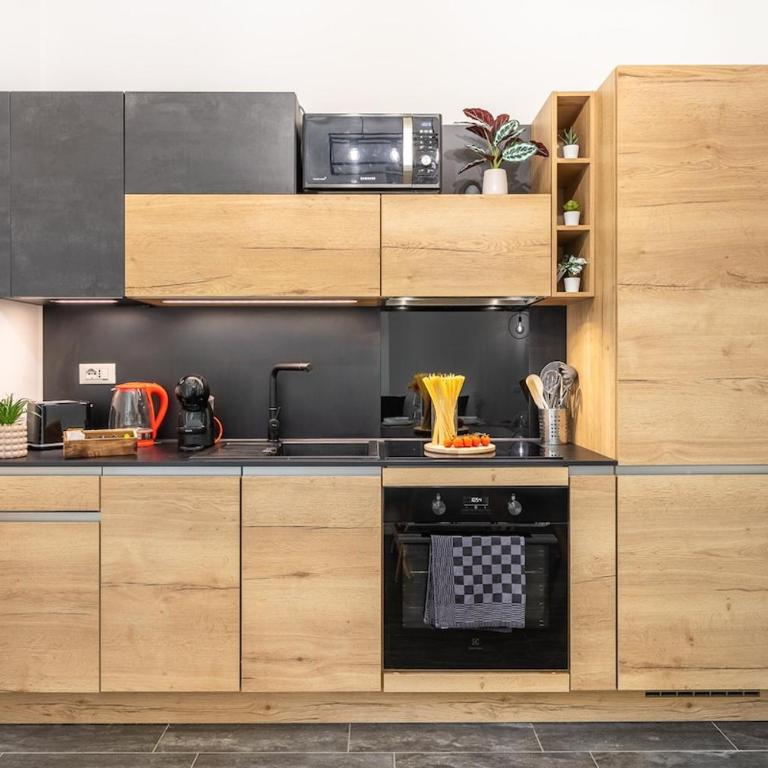 Urban Oak Suite - Station 1 min & Private Patio - One-Bedroom Apartment - 6