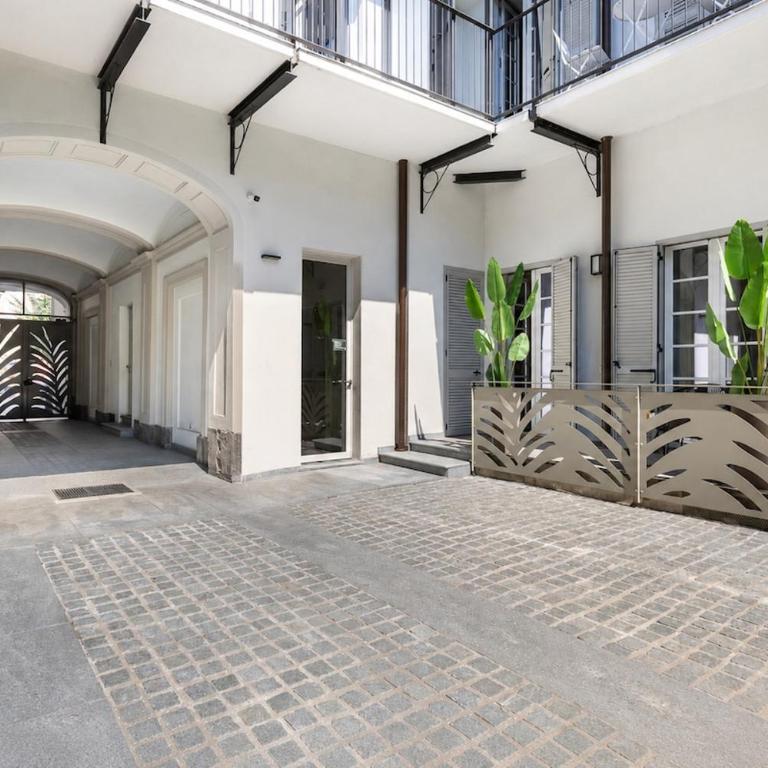Urban Oak Suite - Station 1 min & Private Patio - One-Bedroom Apartment - 24
