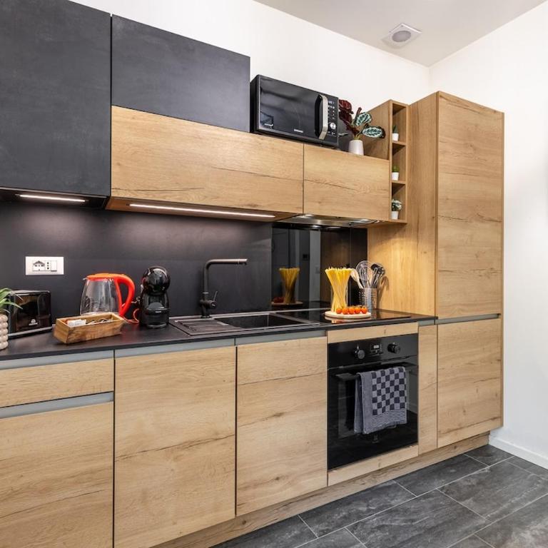 Urban Oak Suite - Station 1 min & Private Patio - One-Bedroom Apartment - 8
