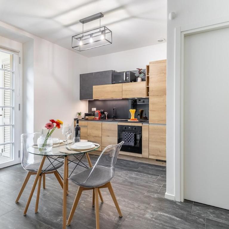 Urban Oak Suite - Station 1 min & Private Patio - One-Bedroom Apartment - 4