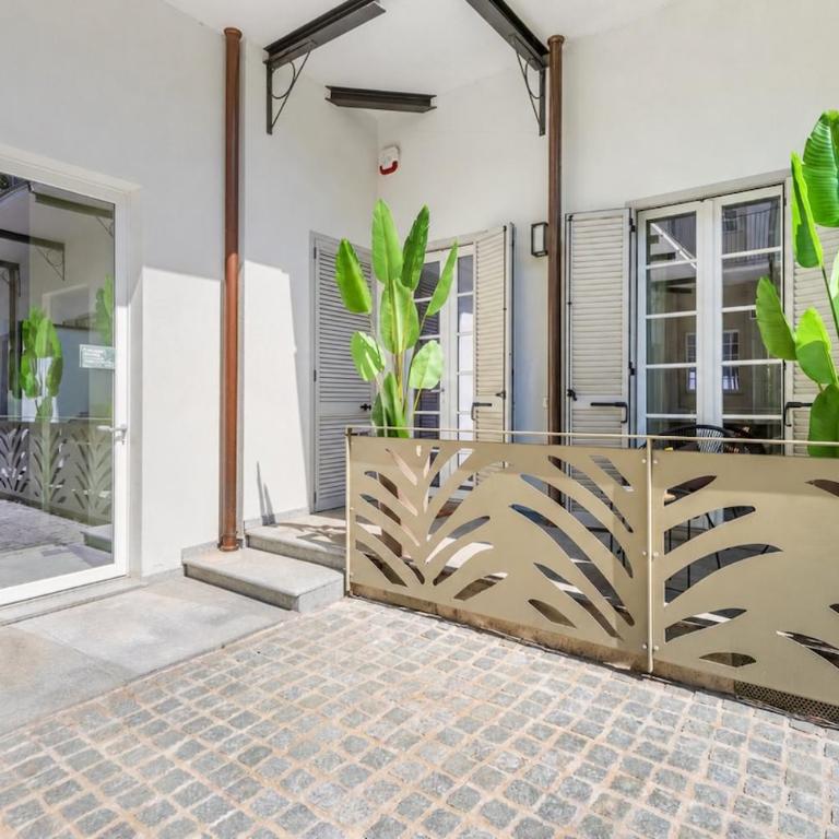 Urban Oak Suite - Station 1 min & Private Patio - One-Bedroom Apartment - 23