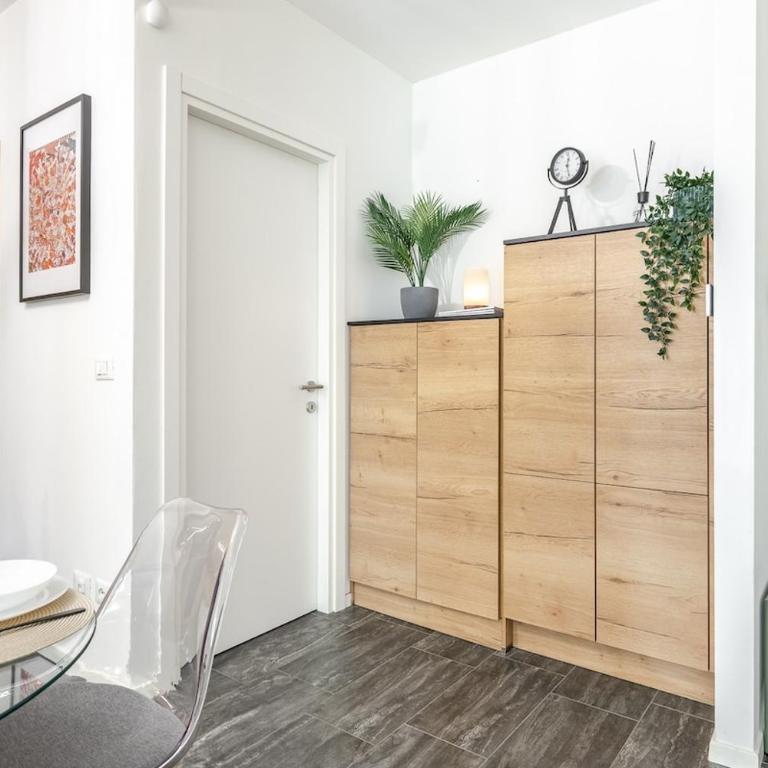Urban Oak Suite - Station 1 min & Private Patio - One-Bedroom Apartment - 15