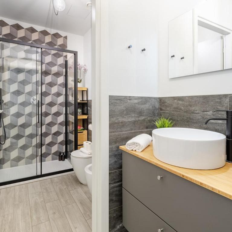 Urban Oak Suite - Station 1 min & Private Patio - One-Bedroom Apartment - 16