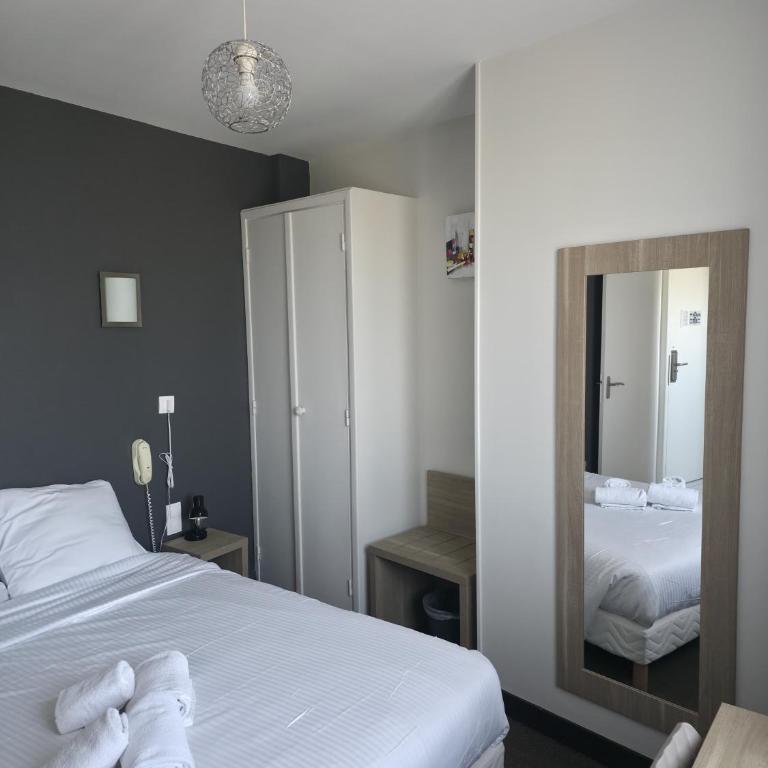 The Originals City, Hôtel Le Savoy, Caen - Chambre Triple Confort - 9