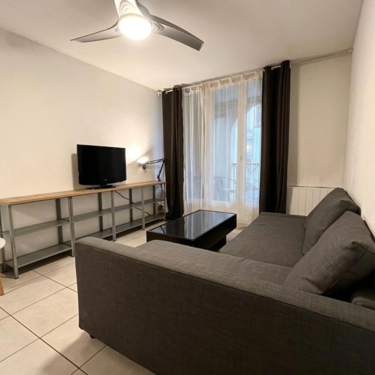 Studio with balcony and with a private parking - Studio - 1