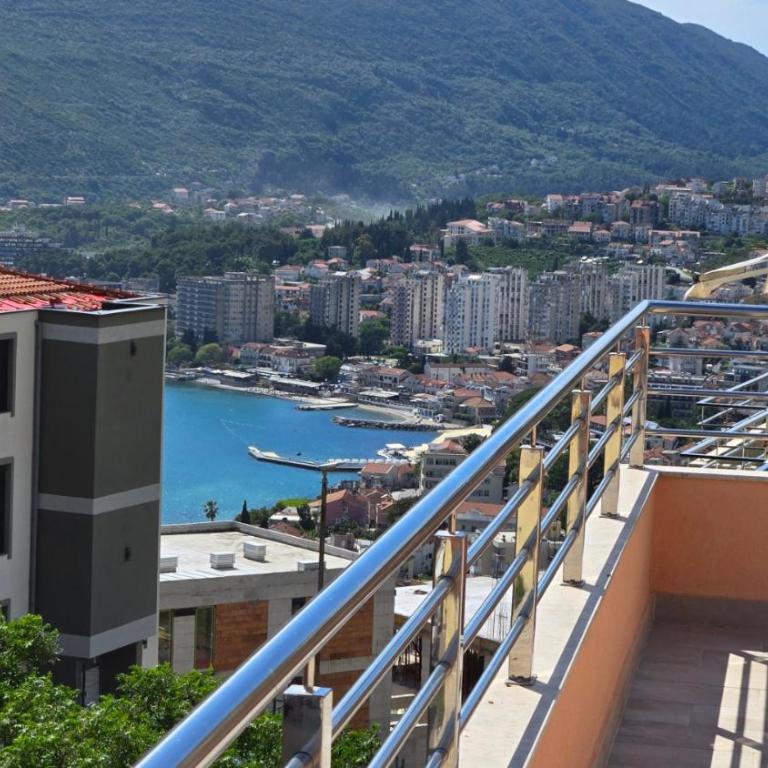 Comfortable 3 bedrooms sea view apartment - Apartman sa 3 Spavaće Sobe i Balkonom - 1