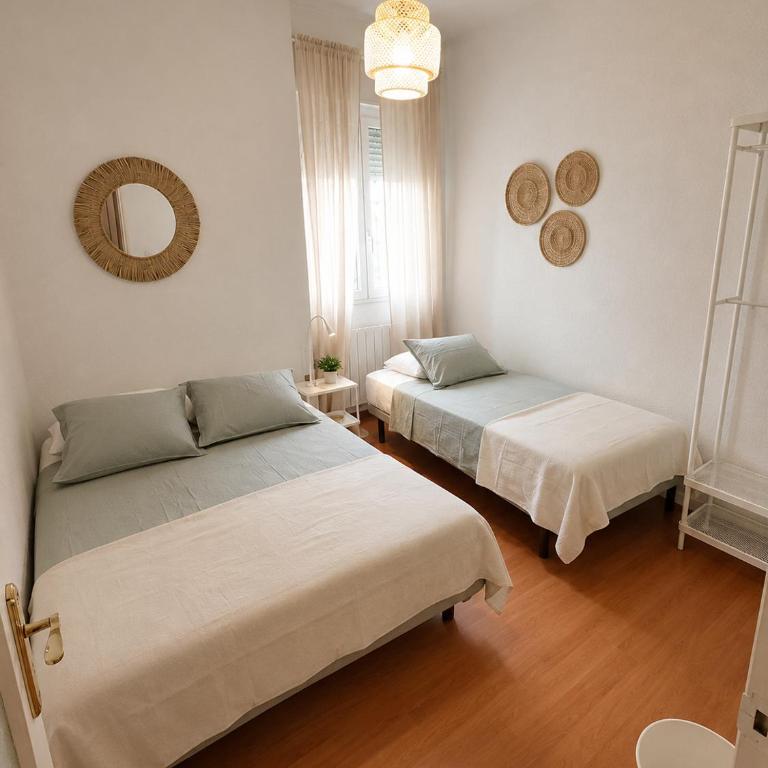 Fernan Gonzalez Street, Private rooms - Chambre Triple avec Salle de Bains Commune - 1