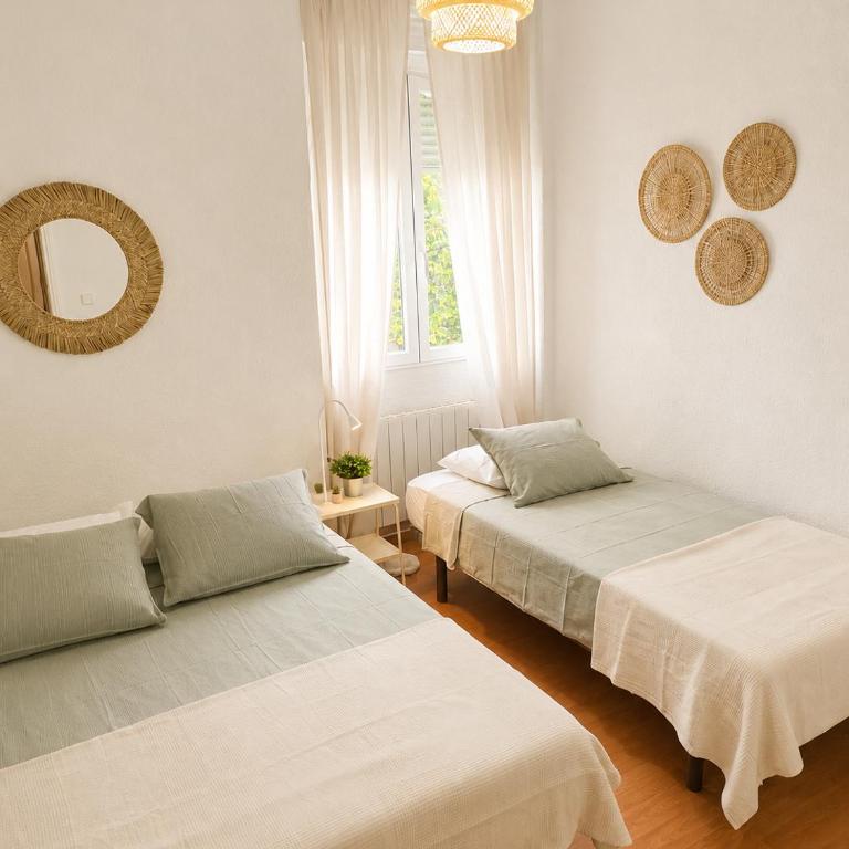 Fernan Gonzalez Street, Private rooms - Chambre Triple avec Salle de Bains Commune - 2