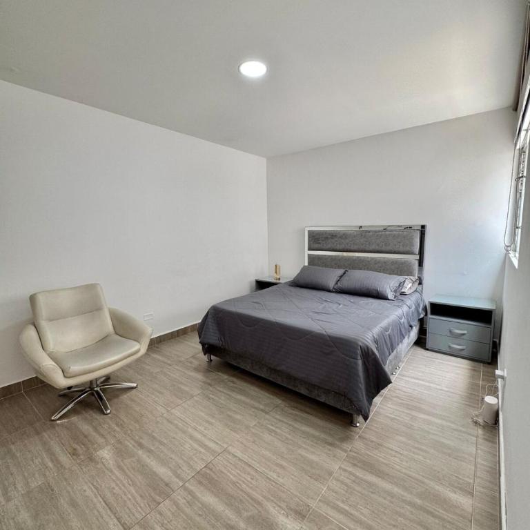 Spacious home in Laureles Estadio Medellin - Four-Bedroom House - 12